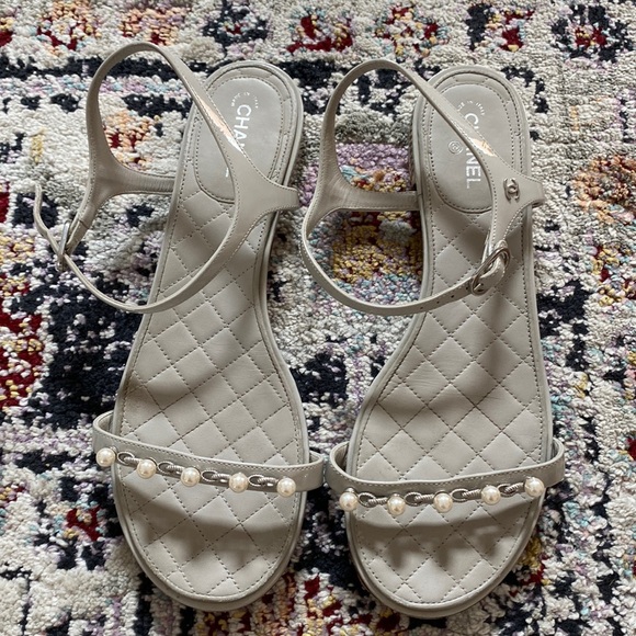 Chanel grey patent leather pearl sandals - Picture 1 of 9